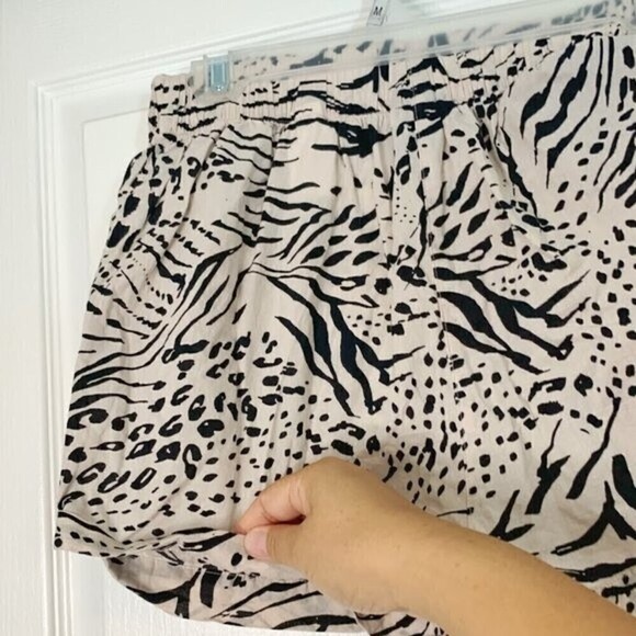 H&M Animal Print Pleated Cotton Cuff Pocket Elastic Waist Lightweight Shorts - Picture 5 of 16